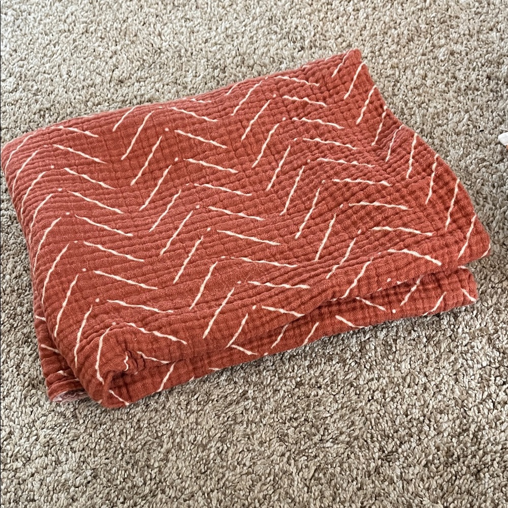 Itzy Ritzy Rust Blanket with White Chevron Pattern